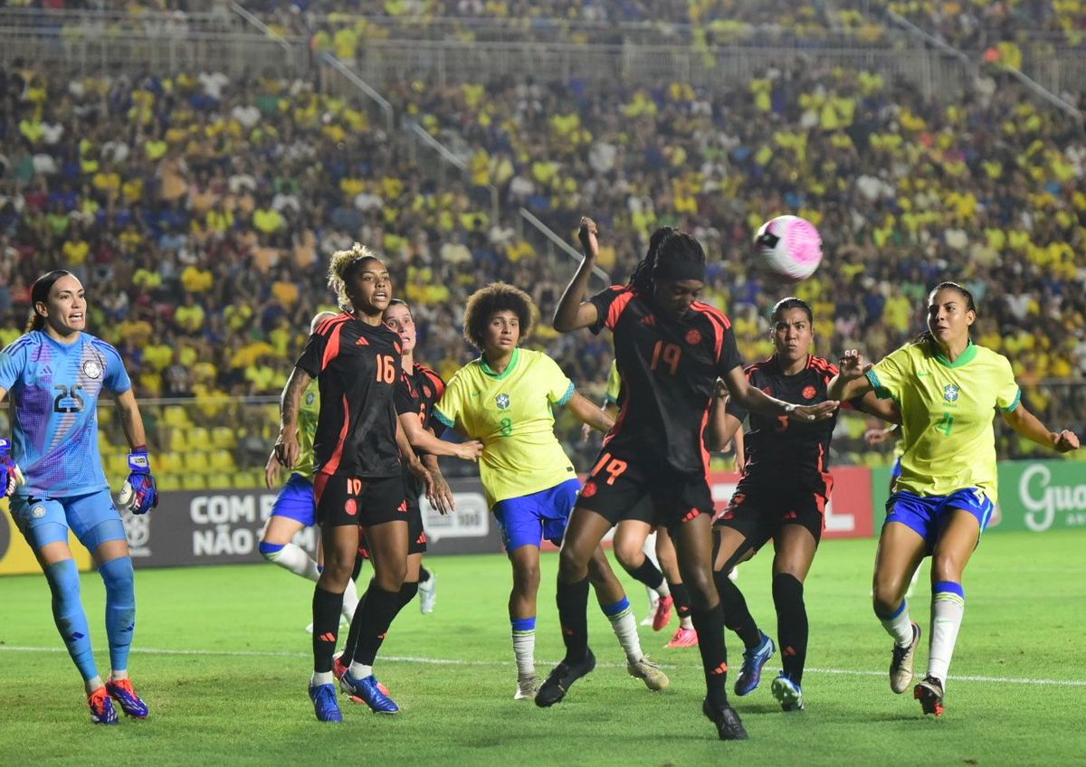 A imagens de Brasil e Colômbia no empate no Kleber Andrade por Carlos Alberto Silva