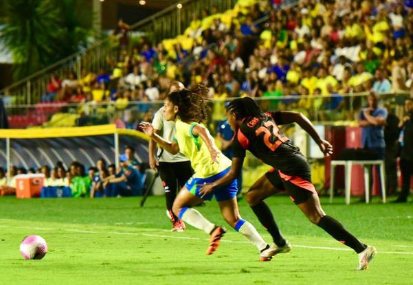 A imagens de Brasil e Colômbia no empate no Kleber Andrade por Carlos Alberto Silva
