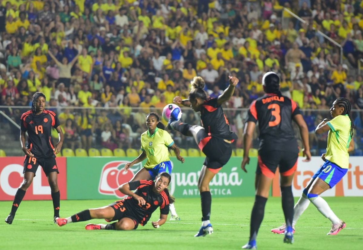A imagens de Brasil e Colômbia no empate no Kleber Andrade por Carlos Alberto Silva