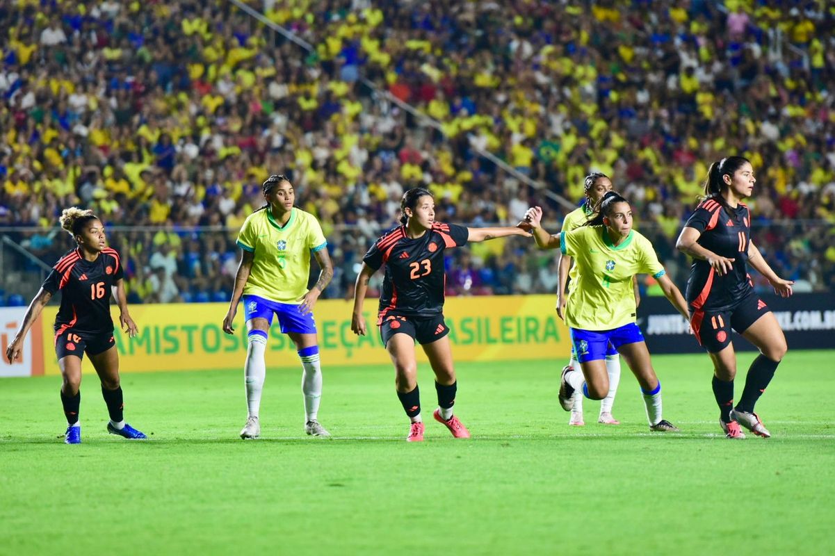 A imagens de Brasil e Colômbia no empate no Kleber Andrade por Carlos Alberto Silva