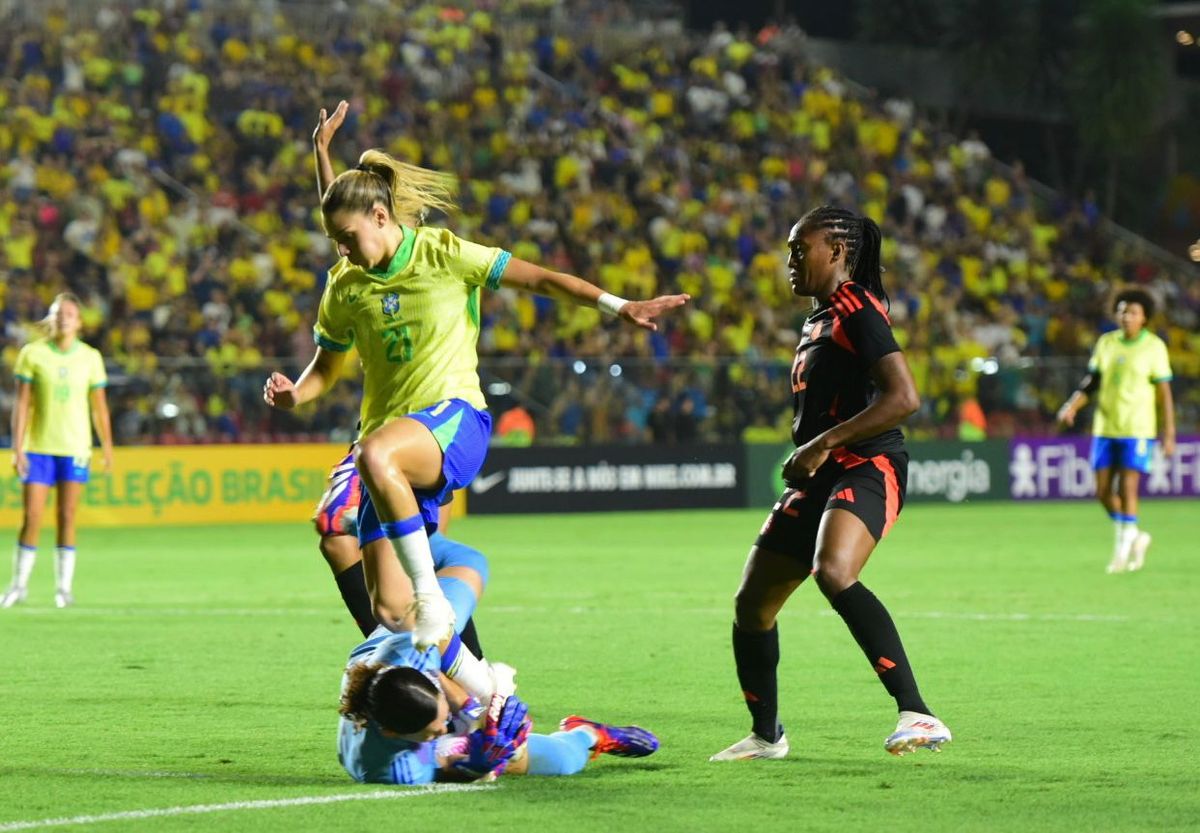 A imagens de Brasil e Colômbia no empate no Kleber Andrade por Carlos Alberto Silva
