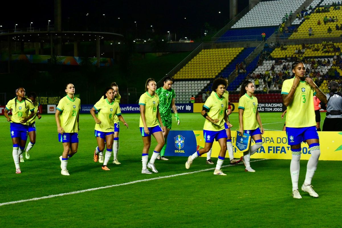 A imagens de Brasil e Colômbia no empate no Kleber Andrade por Carlos Alberto Silva