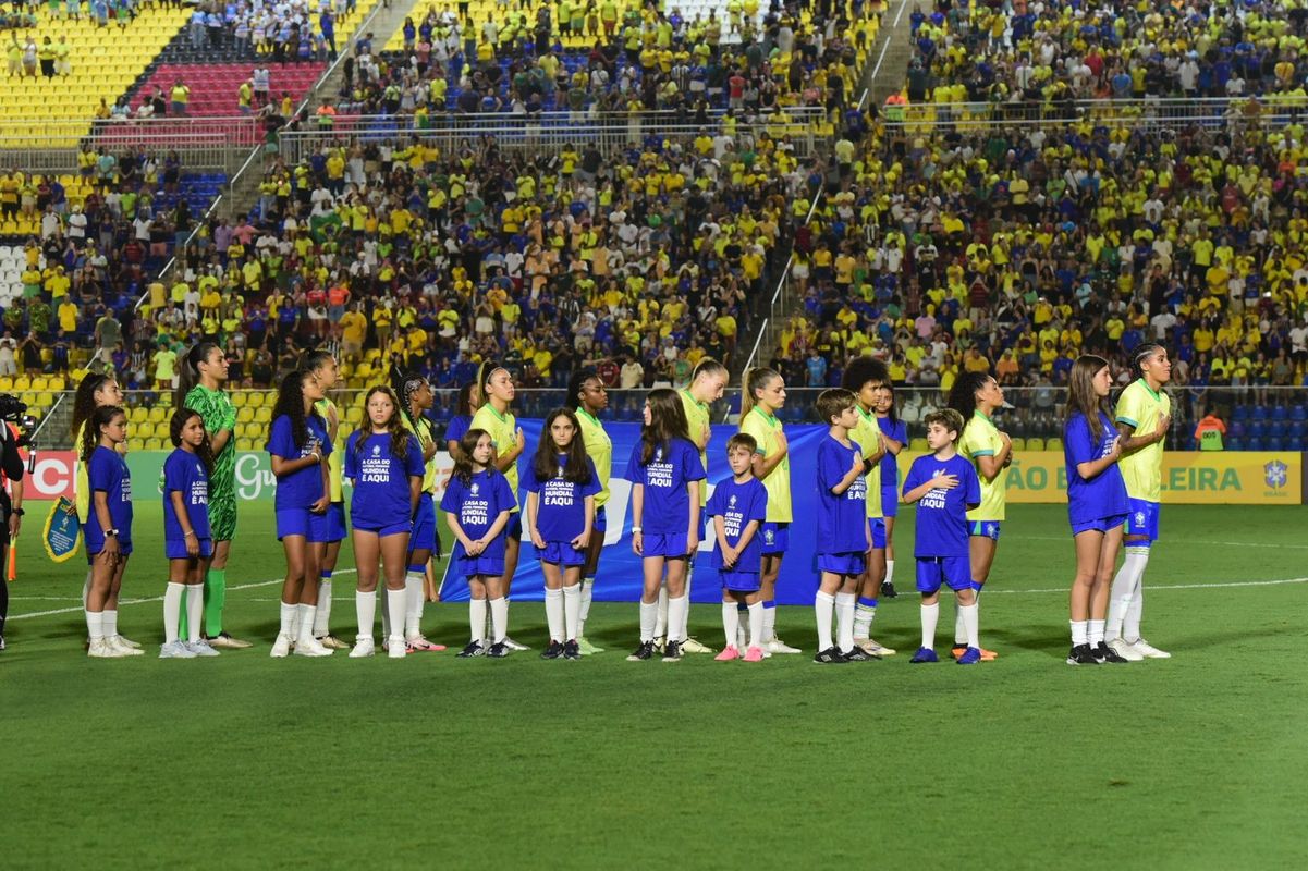 A imagens de Brasil e Colômbia no empate no Kleber Andrade por Carlos Alberto Silva