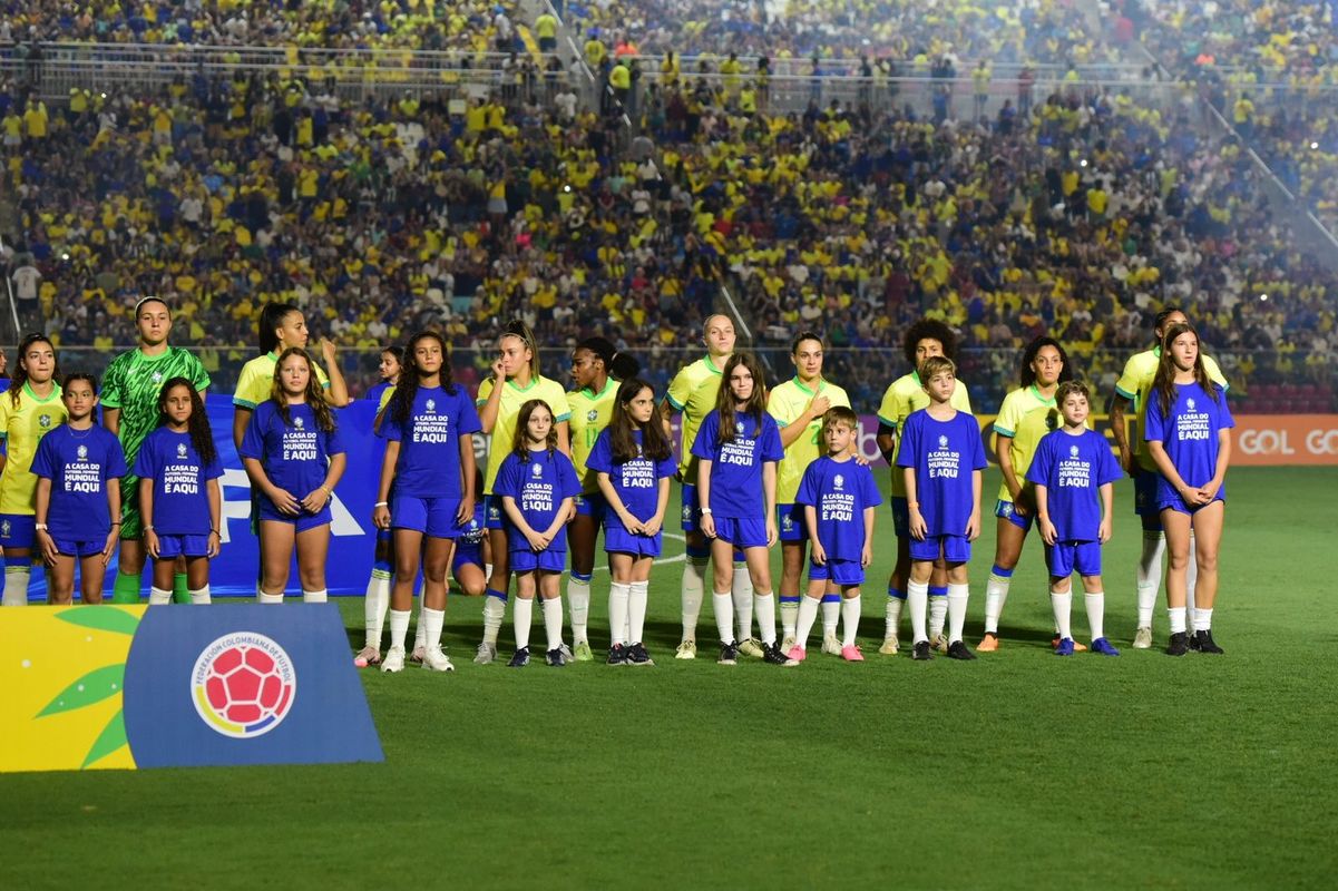 A imagens de Brasil e Colômbia no empate no Kleber Andrade por Carlos Alberto Silva