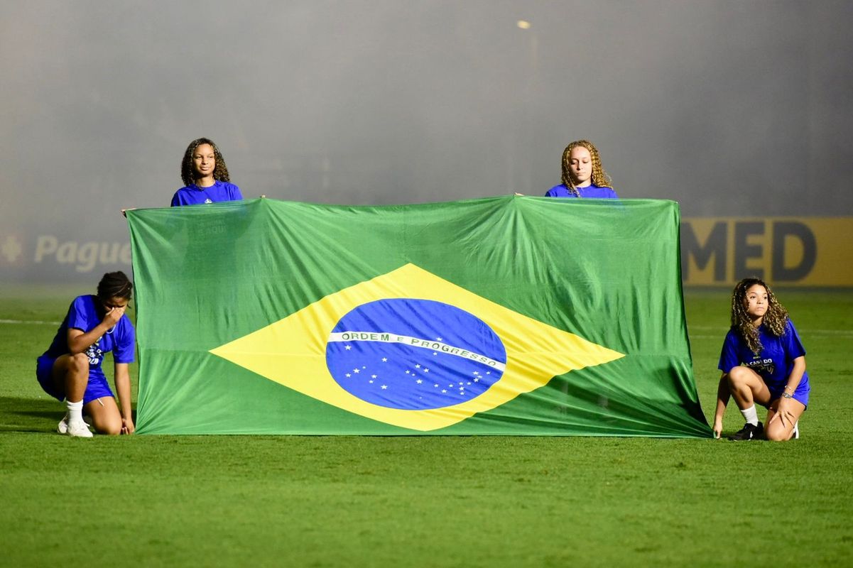 A imagens de Brasil e Colômbia no empate no Kleber Andrade por Carlos Alberto Silva