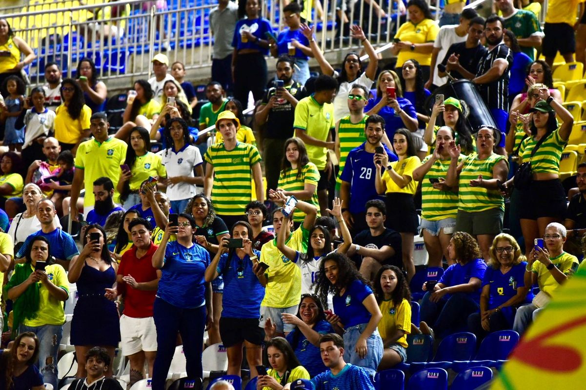 A imagens de Brasil e Colômbia no empate no Kleber Andrade por Carlos Alberto Silva