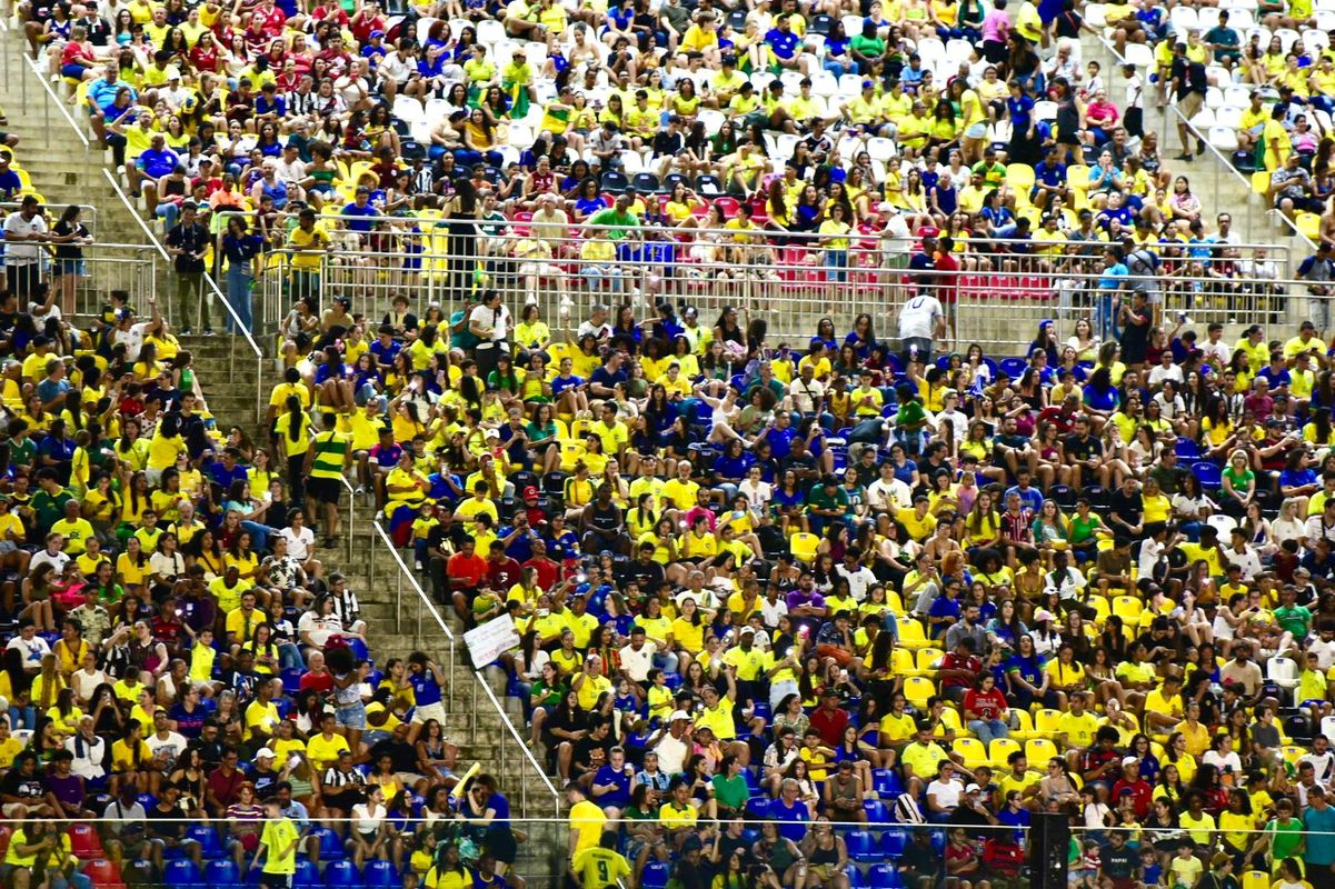 A imagens de Brasil e Colômbia no empate no Kleber Andrade por Carlos Alberto Silva