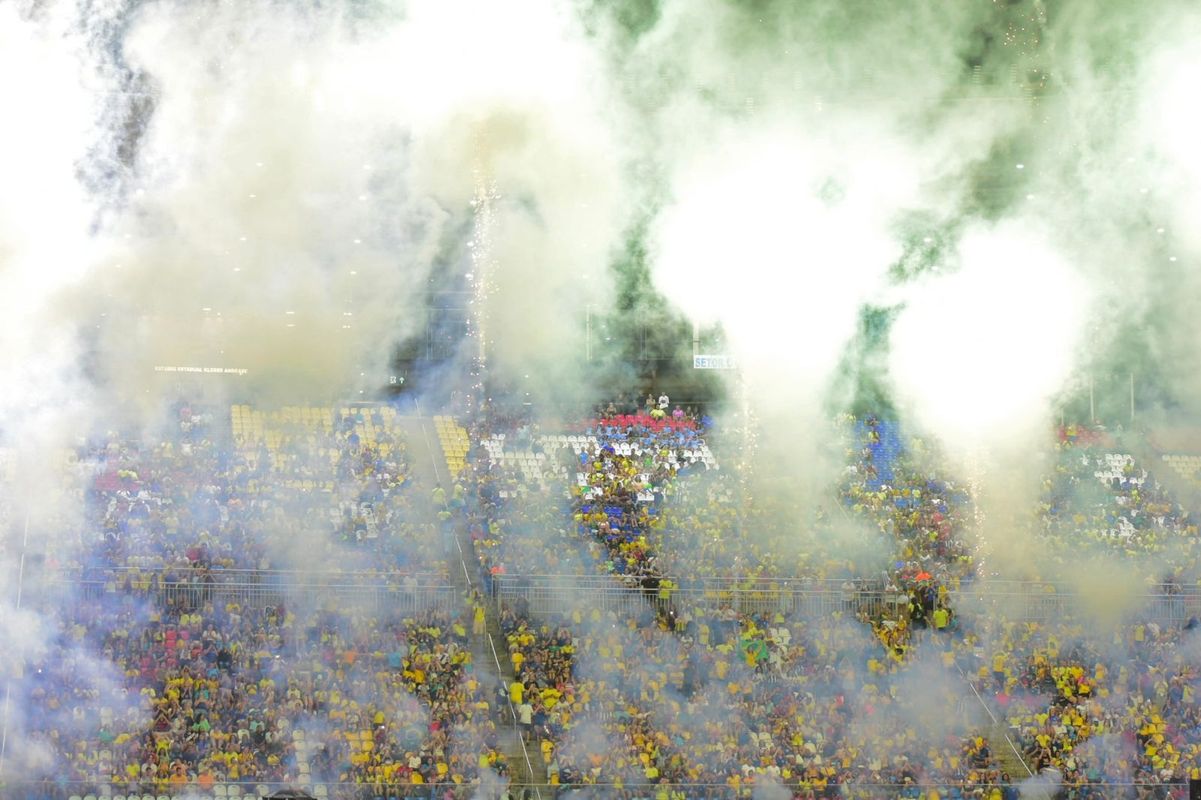A imagens de Brasil e Colômbia no empate no Kleber Andrade por Carlos Alberto Silva
