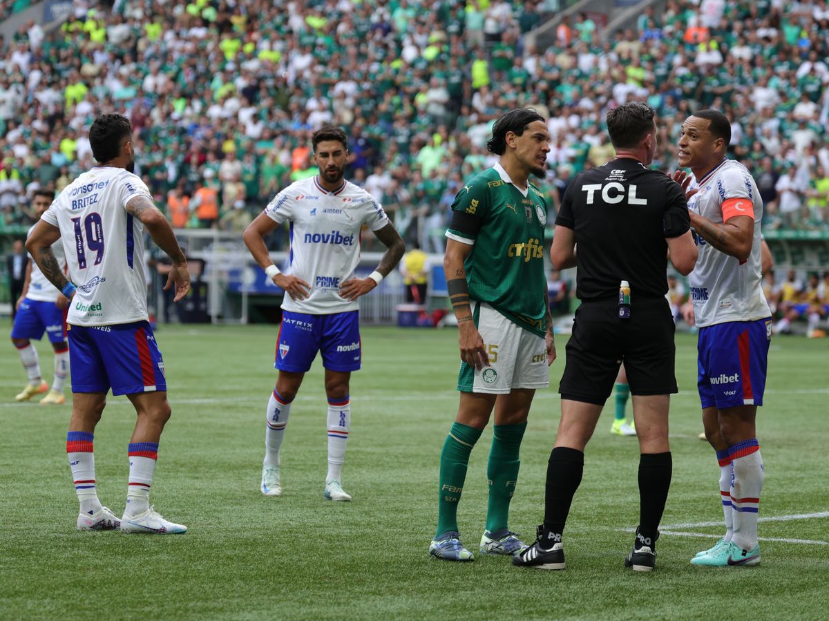 O zagueiro e capitão Titi, do Fortaleza, questionou a marcação do pênalti a favor do Palmeiras