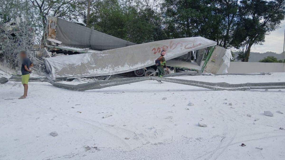 O que é o "pó branco" espalhado em acidente que destruiu carreta em Cachoeiro  por Leitor  A Gazeta 