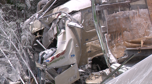 O que é o "pó branco" espalhado em acidente que destruiu carreta em Cachoeiro  por Matheus Martins 