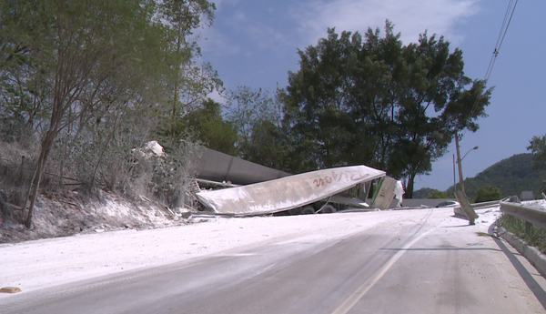 O que é o "pó branco" espalhado em acidente que destruiu carreta em Cachoeiro  por Matheus Martins 