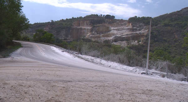 O que é o "pó branco" espalhado em acidente que destruiu carreta em Cachoeiro  por Matheus Martins 