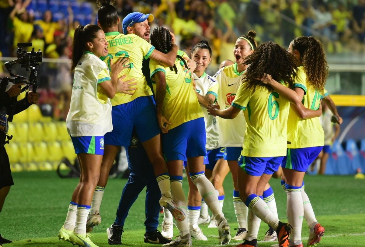 Tarciane faz o gol do Brasil em cruzamento.