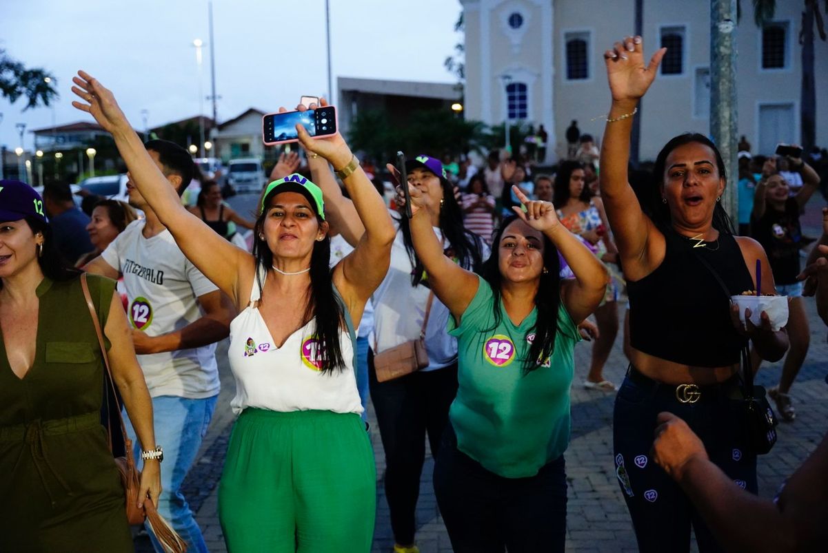 Apoiadores do Weverson comemoram  por Vitor Jubini