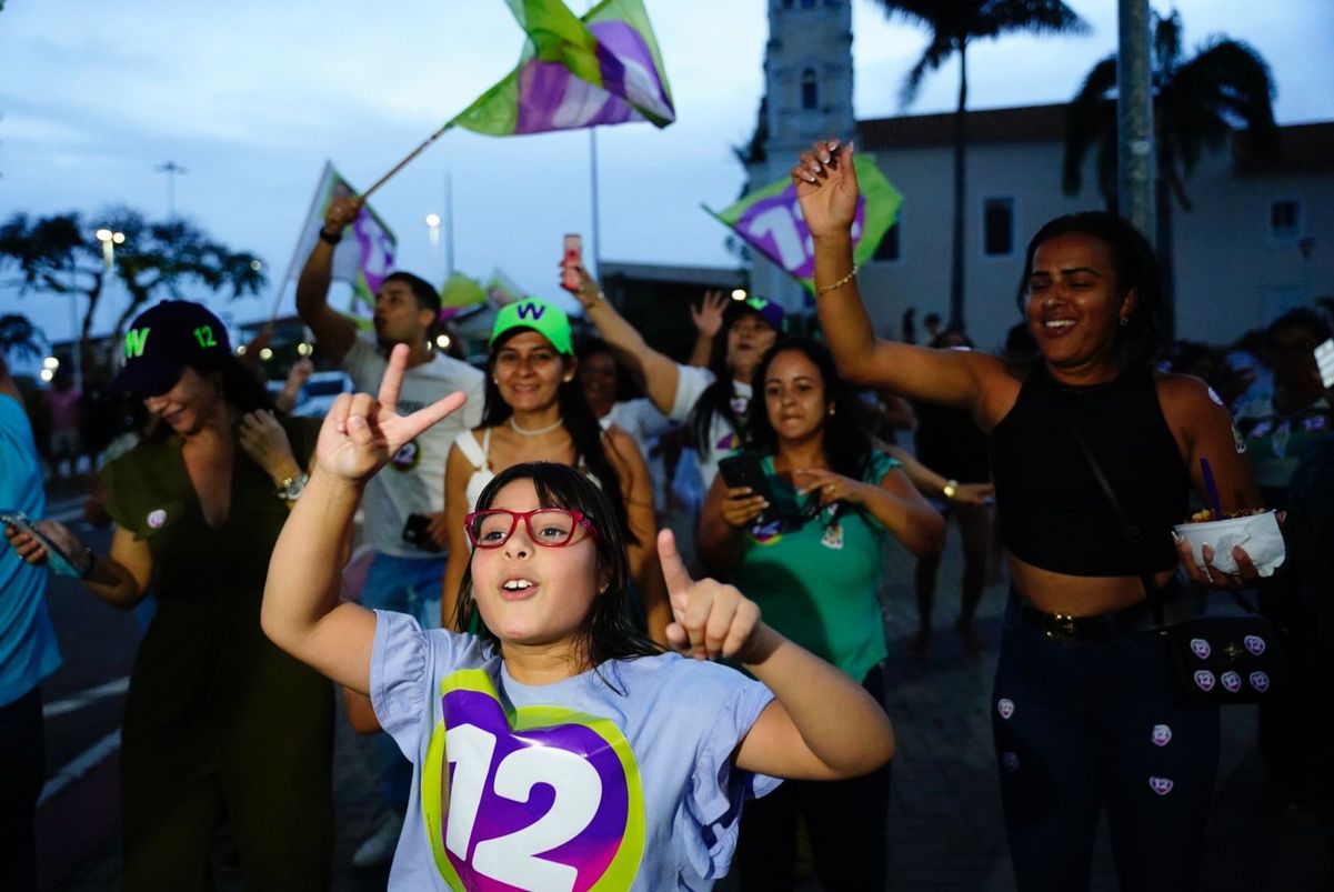 Apoiadores do Weverson comemoram  por Vitor Jubini