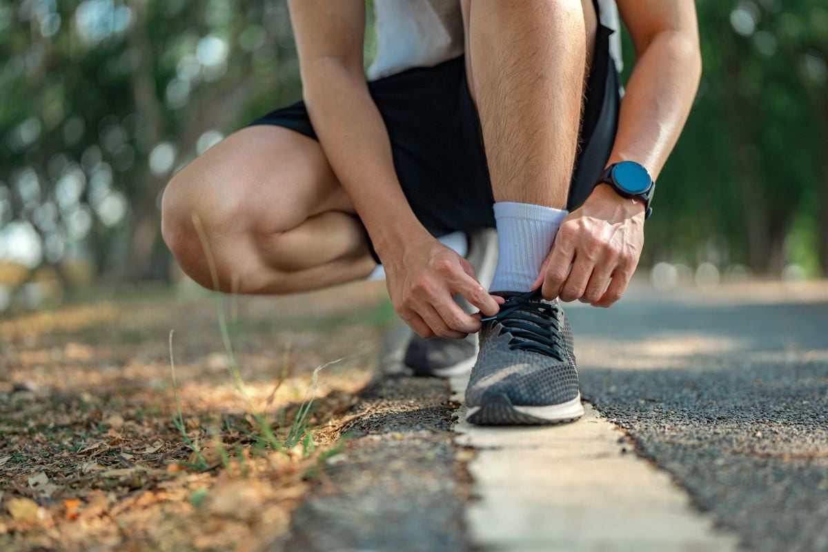 Assim como todo esporte, a corrida também exige preparo físico, treino e, em especial, o uso de equipamentos adequados para evitar lesões 