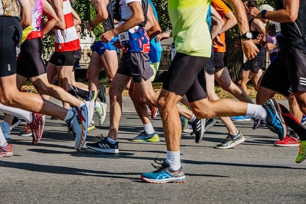 Busque realizar treinos de três a quatro vezes por semana