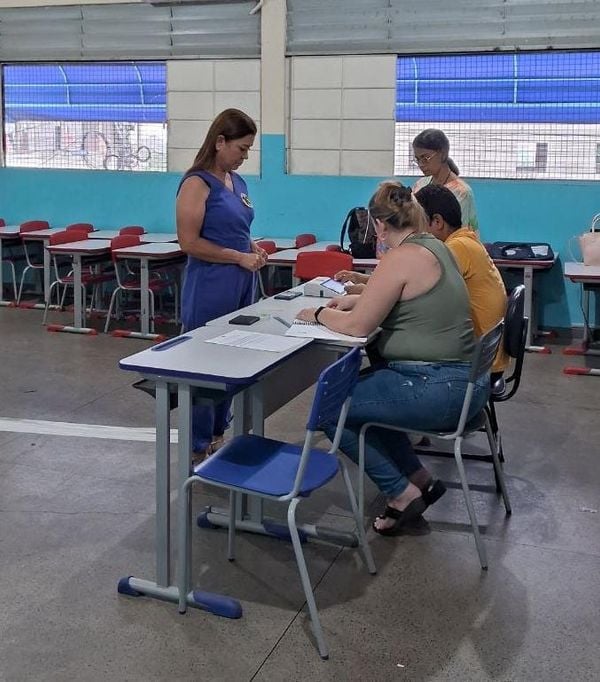 Candidata a vice na Prefeitura da Serra, Magda Novaes, votou pela manhã