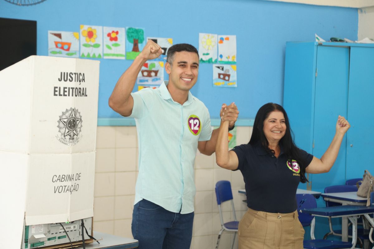 Candidato a Prefeitura da Serra, Weverson Meireles, vota na manhã deste domingo 