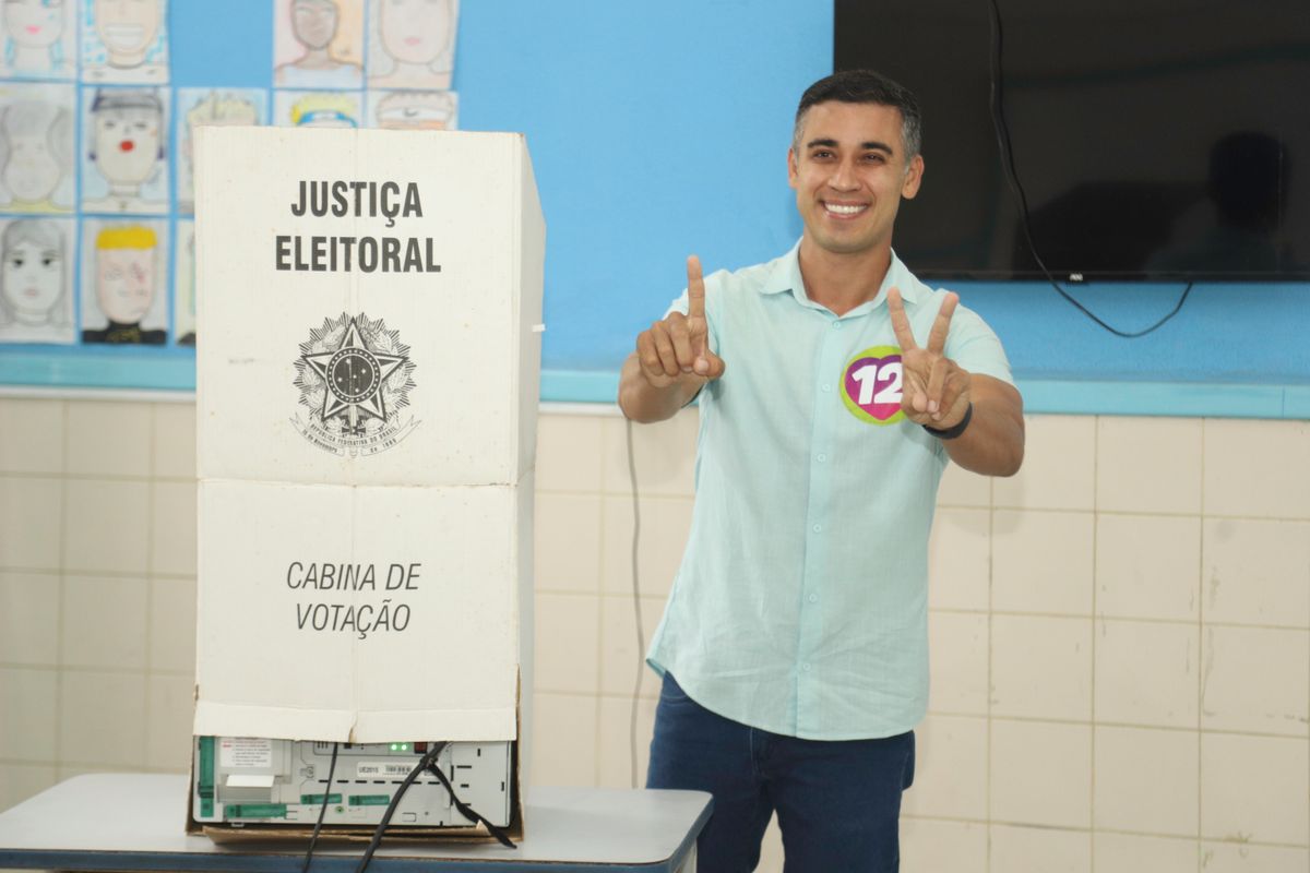 Candidato a Prefeitura da Serra, Weverson Meireles, vota na manhã deste domingo 