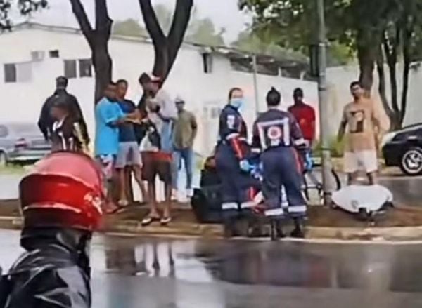 SAMU faz atendimento do motociclista que atingiu o canteiro em Guarapari, no final da manhã deste domingo (27)