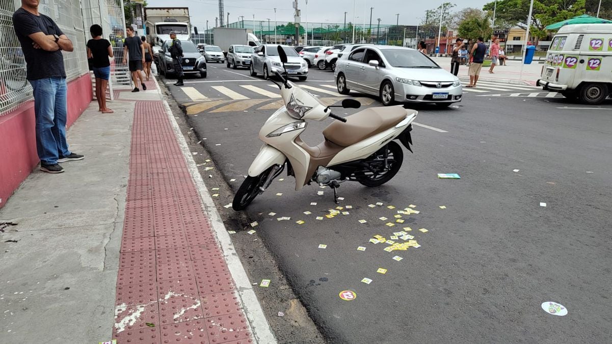 No segundo turno das eleições, poucos santinhos foram jogados na frente da EEEFM Marinete de Souza Lira, em Feu Rosa, Serra