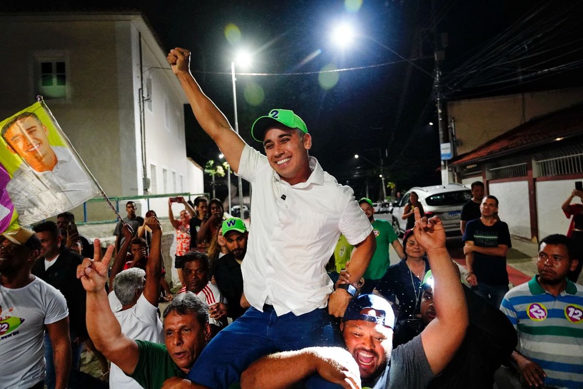 O Weverson Mereiles (PDT) comemora a vitória no segundo turno das eleições na Serra por Vitor Jubini