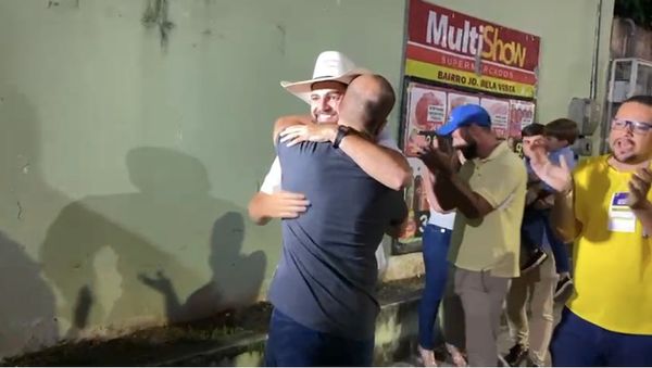 Pablo Muribeca cumprimenta apoiadores após perder a eleição para prefeito da Serra por C.A