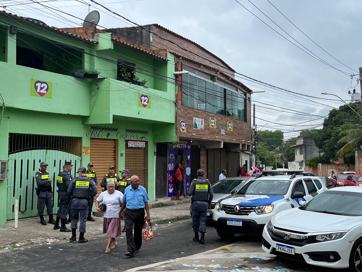 Policiamento reforçado em frente à  EMEF Feu Rosa, maior local de votação na Serra