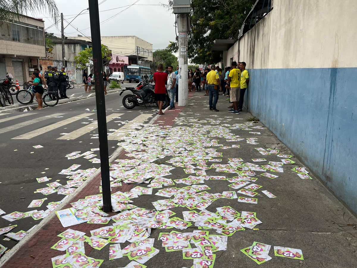 Santinhos foram deixados na frente da EMEF Valéria Maria Miranda, no bairro Vila Nova de Colares, na Serra