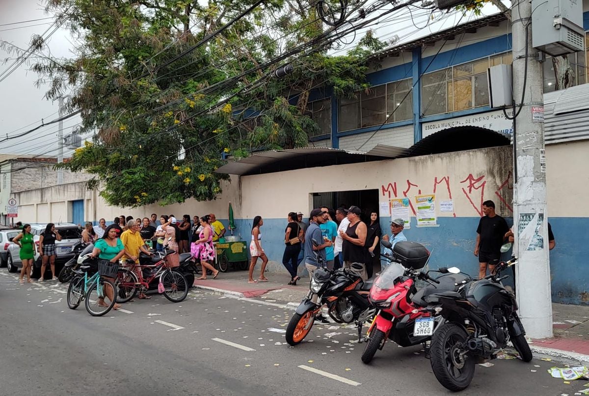 Segundo turno: movimentação na EMEF Valéria Maria Miranda, no bairro Vila Nova de Colares, na Serra