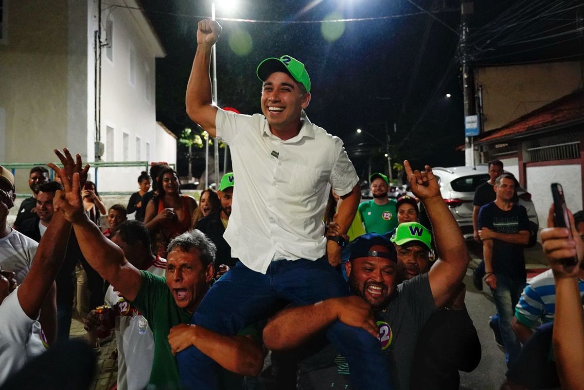 Weverson Meireles comemora vitória a prefeito da Serra. por Vitor Jubini