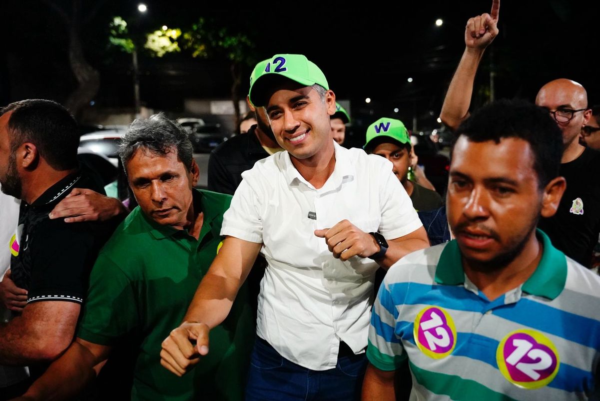 Weverson Meirelles (PDT) comemora com apoiadores por Vitor Jubini