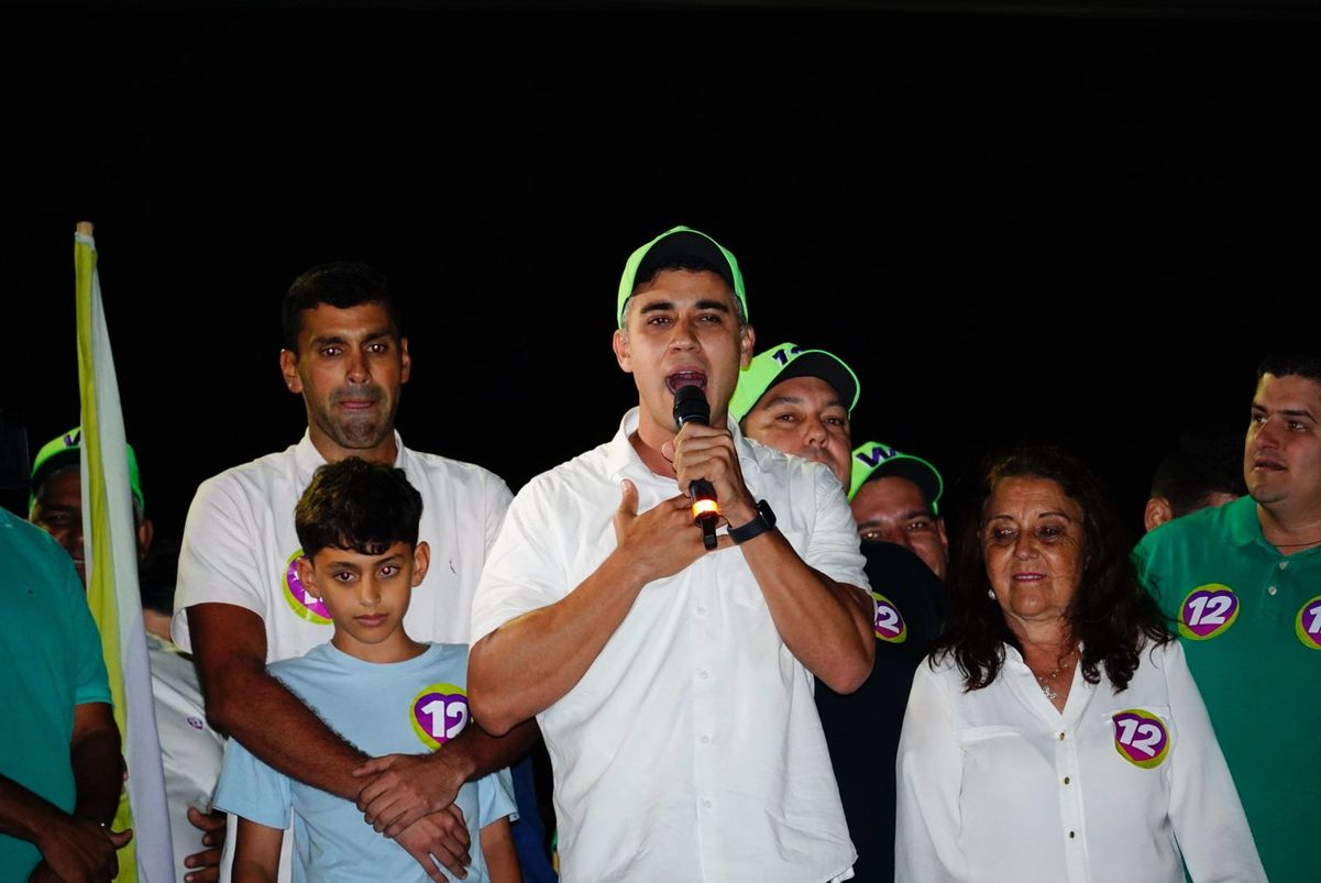 Weverson Meirelles (PDT) comemora com apoiadores por Vitor Jubini