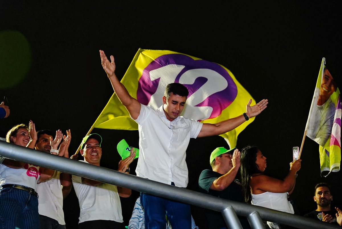 Weverson Meirelles (PDT) comemora com apoiadores por Vitor Jubini