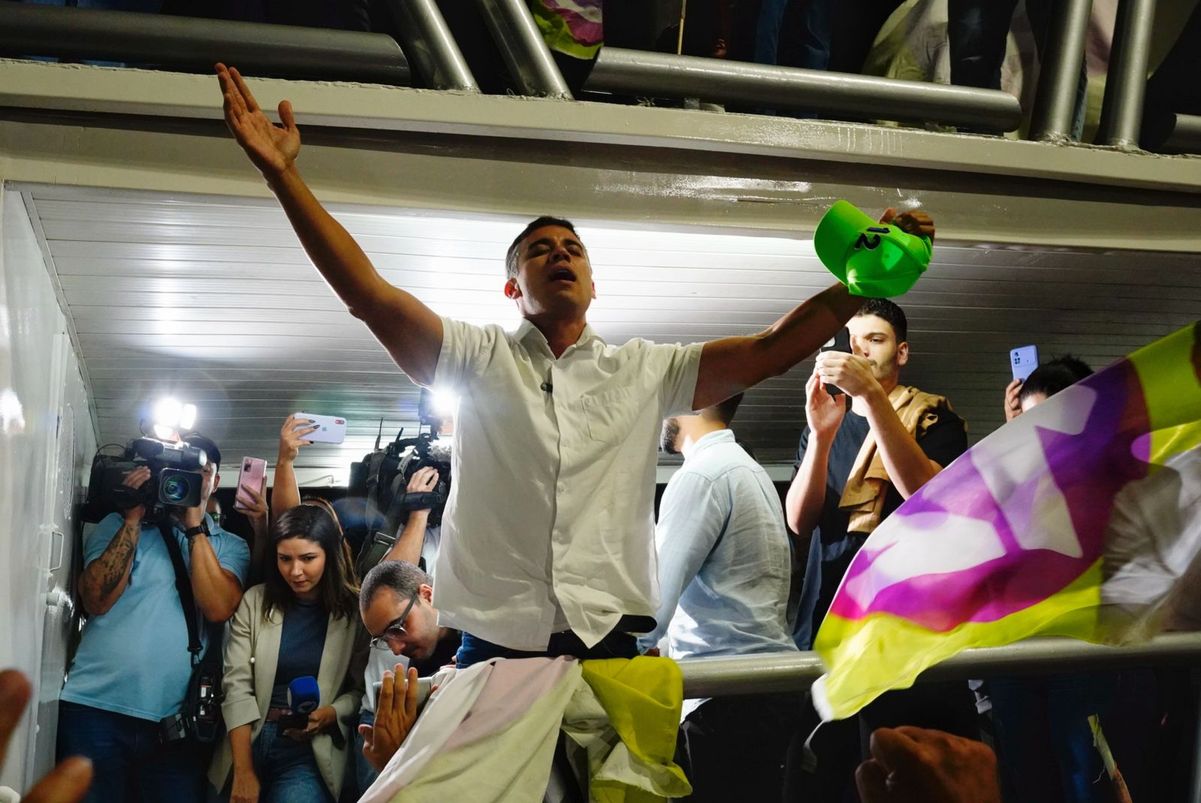 Weverson Meirelles (PDT) comemora com apoiadores por Vitor Jubini