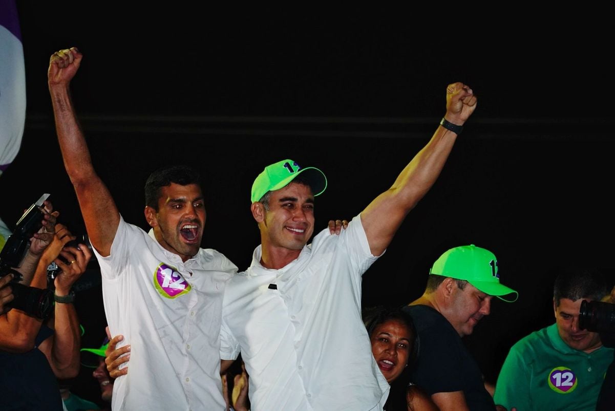 Weverson Meirelles (PDT) comemora com apoiadores por Vitor Jubini