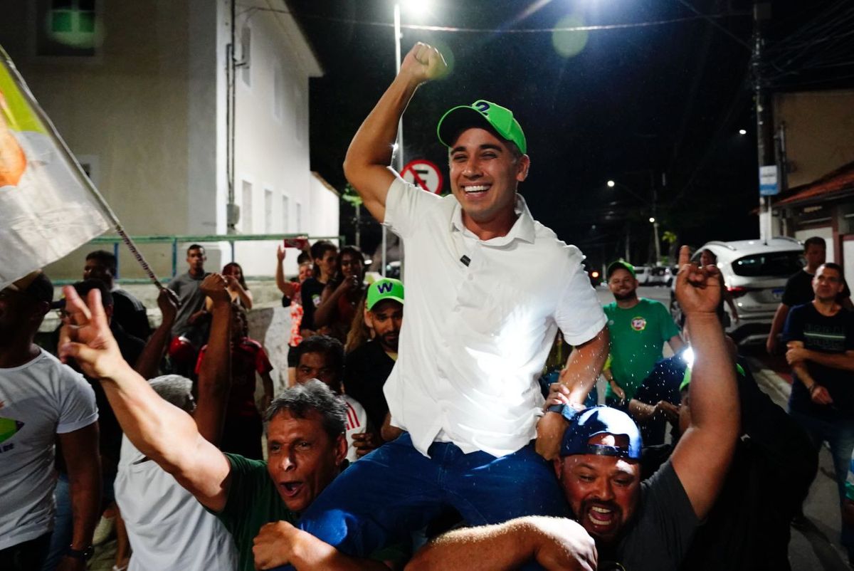 Weverson Meirelles (PDT) comemora com apoiadores por Vitor Jubini