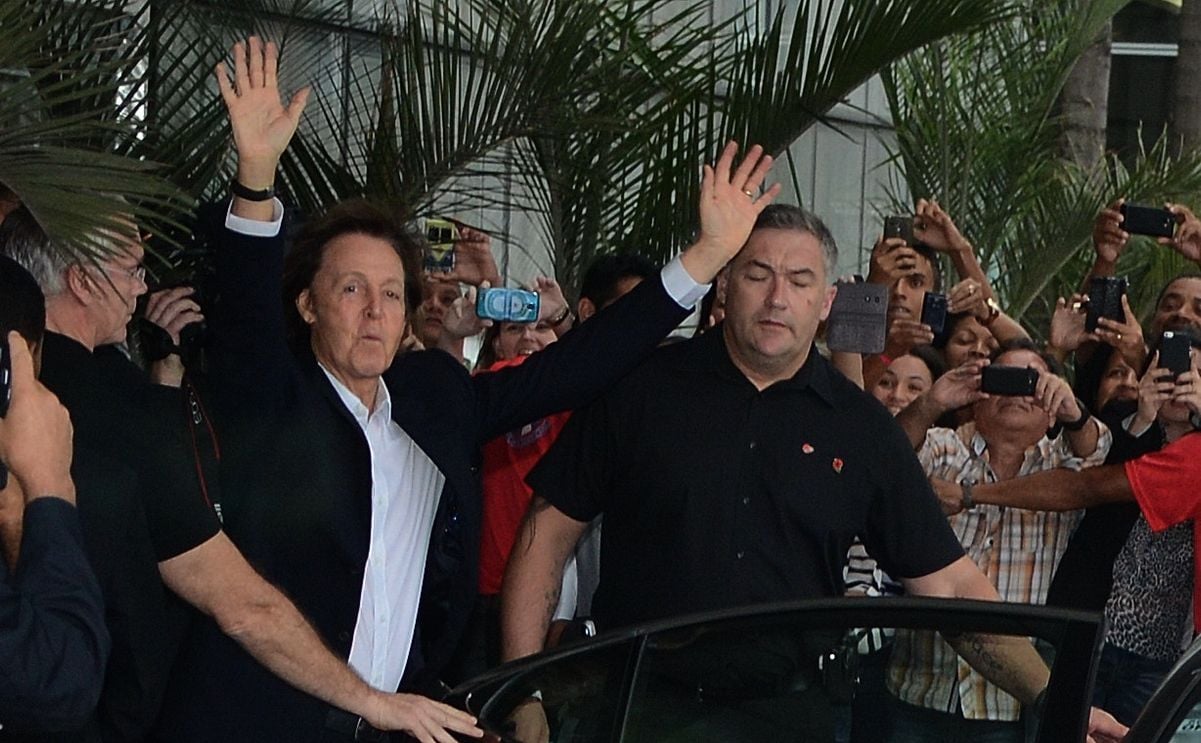 Paul McCartney saindo do hotel para o Show 