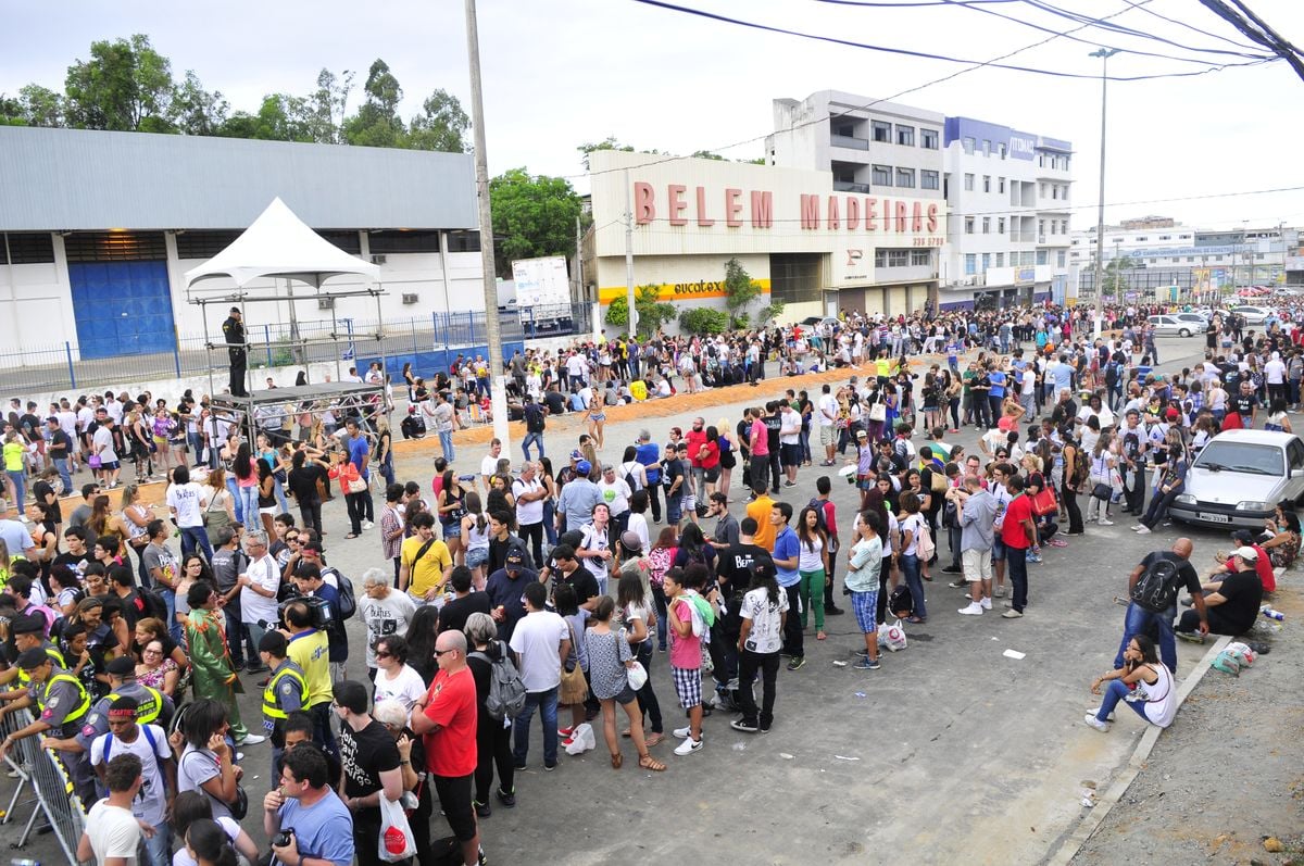 Público na fila para o show de Paul McCartney