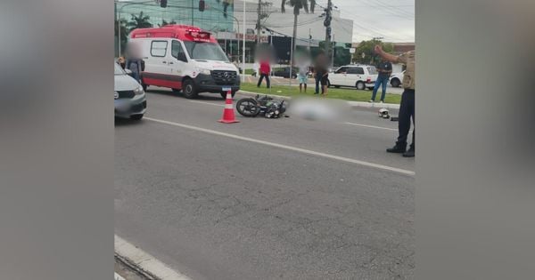 Motociclista de aplicativo e motorista do caminhão foram submetidos ao teste do bafômetro, que deu negativo para ingestão de bebida alcoólica; condutor da moto foi levado para hospital