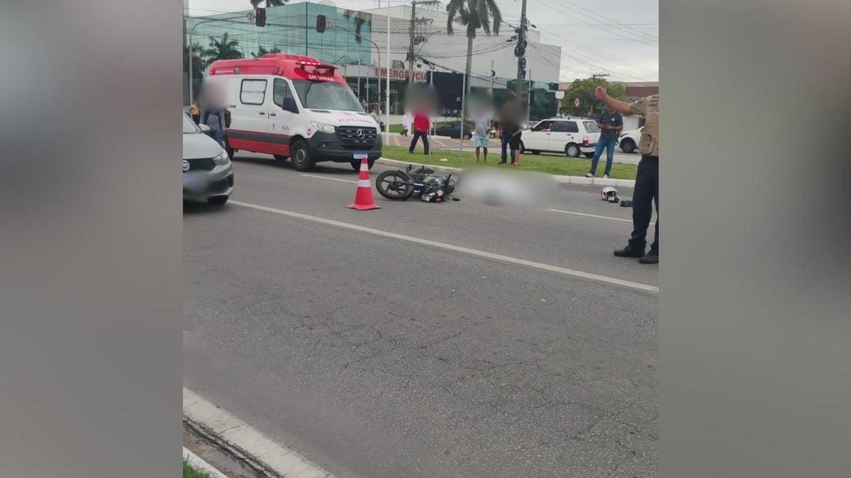 A mulher estava na garupa da moto quando o acidente aconteceu na Avenida Eldes Scherrer, na Serra.