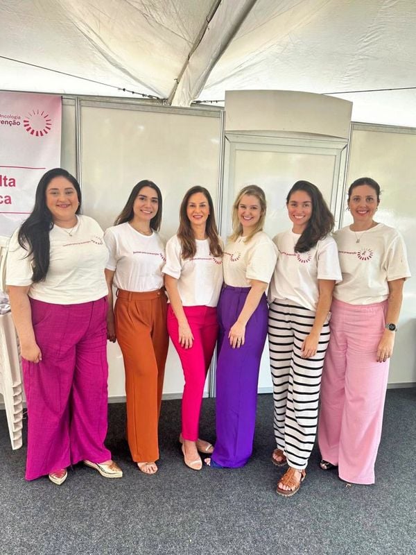 As médicas fundadoras do projeto Ellas Oncologia, Juliana Alvarenga, Camila Beatrice, Caroline Secatto, Carla Loss, Alyssa Miranda e Aurenivea Cazzotto