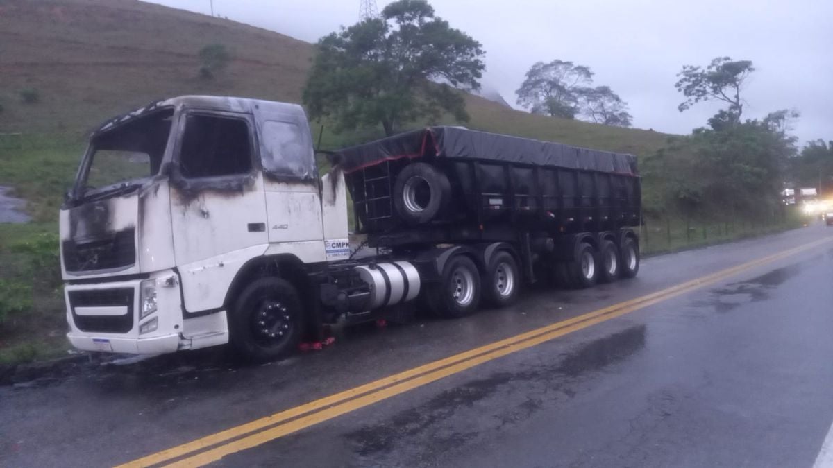 Caminhão pega fogo e trava rodovia em Cachoeiro de Itapemirim 