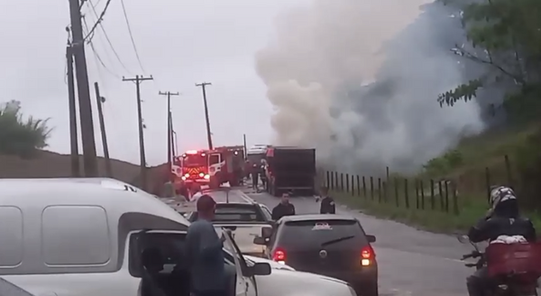 Captura de tela mostra densa fumaça em veículo