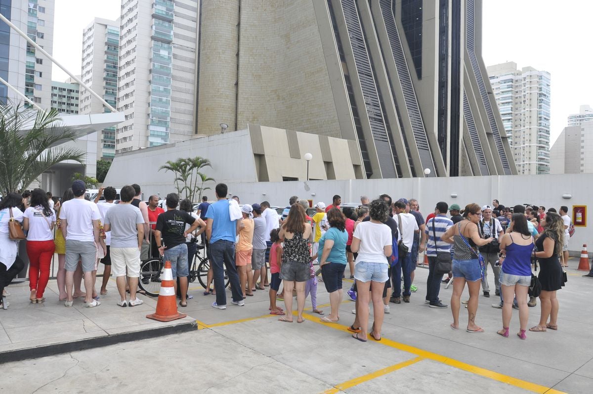 Fãs esperam a chegada do ex-beatle Paul McCartney por Marcelo Prest