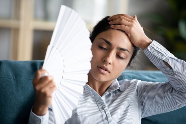 Mulher com calor e menopausa