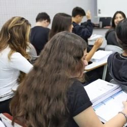 Já pensando em 2026, colégios oferecem condições especiais para manter os alunos, enquanto os pais procuram as melhores ofertas entre as instituições particulares