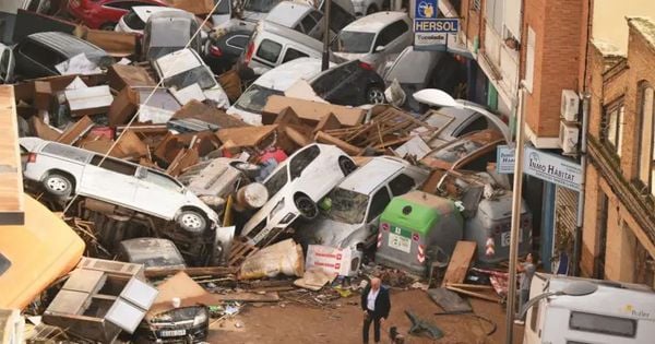 Mais de 70 pessoas morreram e um número ainda indefinido de vítimas estão desparecidas após temporal arrasar a região de Valência.